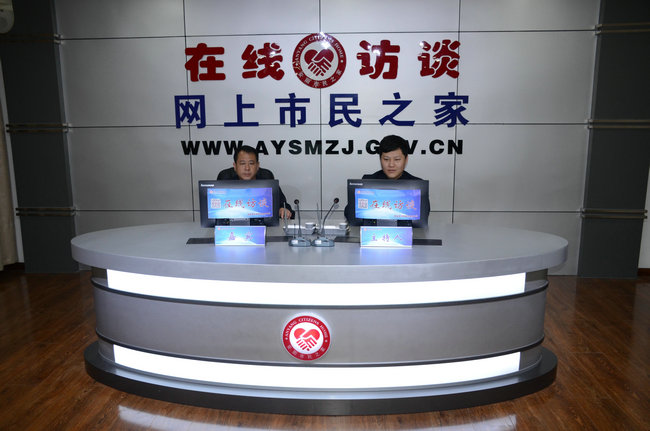 益和熱力公司董事長、總經(jīng)理?xiàng)钣婪逶谖沂芯W(wǎng)上市民之家與廣大用戶群眾及網(wǎng)友進(jìn)行了在線訪談